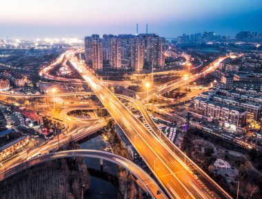 Qingdao şehrinin hava fotoğrafçılığı gece görüş alanında.