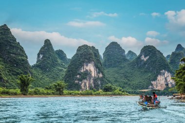 Guilin, Li Nehri ve Karst dağlarının manzarası. Yangshuo, Guilin, Guangxi, Çin yakınlarında yer alıyor..