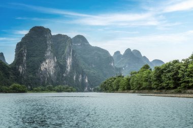 Guilin, Li Nehri ve Karst dağlarının manzarası. Yangshuo, Guilin, Guangxi, Çin yakınlarında yer alıyor..