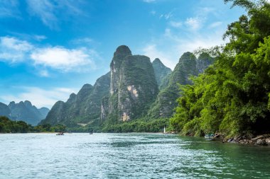 Guilin, Li Nehri ve Karst dağlarının manzarası. Yangshuo, Guilin, Guangxi, Çin yakınlarında yer alıyor..
