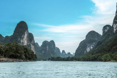 Guilin, Li Nehri ve Karst dağlarının manzarası. Yangshuo, Guilin, Guangxi, Çin yakınlarında yer alıyor..