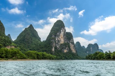 Guilin, Li Nehri ve Karst dağlarının manzarası. Yangshuo, Guilin, Guangxi, Çin yakınlarında yer alıyor..