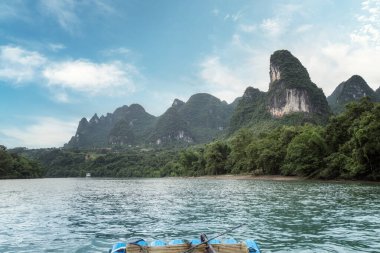 Guilin, Li Nehri ve Karst dağlarının manzarası. Yangshuo, Guilin, Guangxi, Çin yakınlarında yer alıyor..
