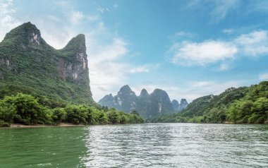 Guilin, Li Nehri ve Karst dağlarının manzarası. Yangshuo, Guilin, Guangxi, Çin yakınlarında yer alıyor..