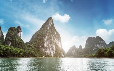 Guilin, Li Nehri ve Karst dağlarının manzarası. Yangshuo, Guilin, Guangxi, Çin yakınlarında yer alıyor..