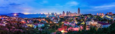 Qingdao 'nun güzel kıyı şeridi ve mimari manzarası yükselişte.