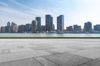 Şehir manzarası ve mavi gökyüzündeki Shenzhen silüeti boş kattan