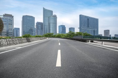 Çin 'deki modern binalardan geçen şehir yolu.