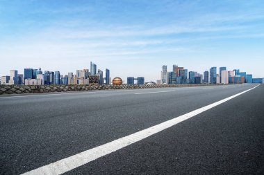 Çin 'deki modern binalardan geçen şehir yolu.