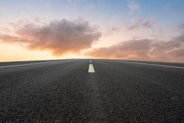 Yol ve gökyüzü bulutları manzarası