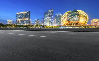 Modern Çin kentinin yolları ve mimari manzarası