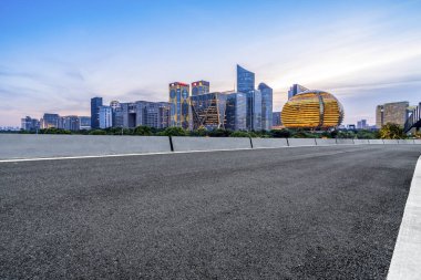 Modern Çin kentinin yolları ve mimari manzarası