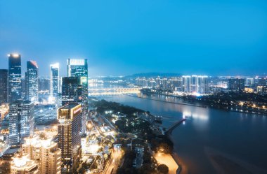 Fuzhou c 'deki modern mimarinin hava fotoğrafçılığı gece görüşü