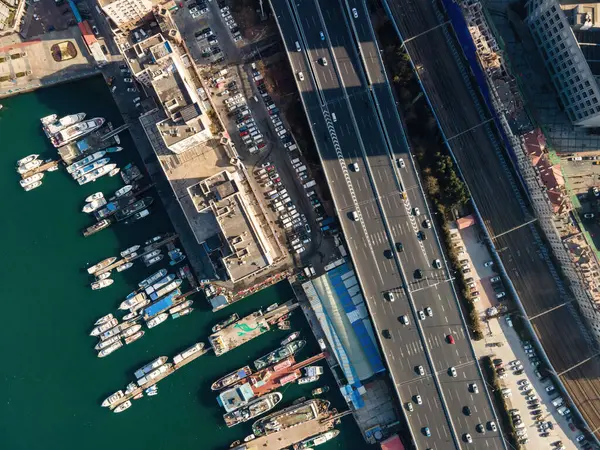 Qingdao Limanı 'ndaki gemilerin hava fotoğrafları.