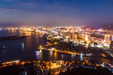 Sanya kıyı şeridi gece görüşünün hava fotoğrafçılığı