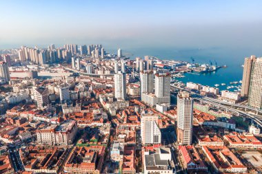 Qingdao 'daki mimari manzaranın gökyüzü fotoğrafı.