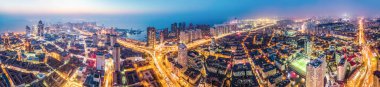 Qingdao, Chin 'in gece görüşünün hava fotoğrafları.