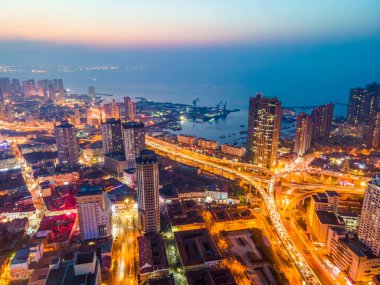 Qingdao kentsel mimarisinin havadan çekilmiş fotoğrafı.