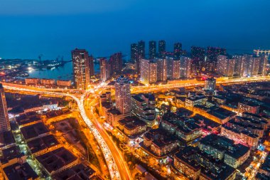 Qingdao kentsel mimarisinin havadan çekilmiş fotoğrafı.