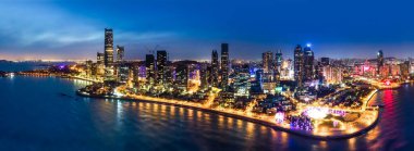 Geceleri Qingdao şehir manzarasının hava fotoğrafçılığı