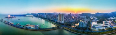 Zhuhai kıyı şeridi manzarası ve günbatımının hava fotoğrafçılığı