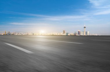 Yol ve modern şehir binaları