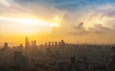 Qingdao şehir mimarisinin hava fotoğrafçılığı gökyüzü