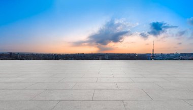 Boş tuğla zemin ve şehrin ufuk çizgisi arka planı