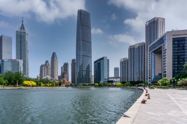 Tianjin 'deki Haihe Nehri boyunca uzanan modern binaların sokak manzarası