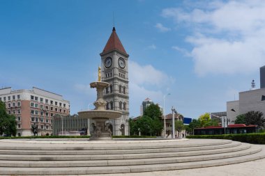 Tianjin 'deki Haihe Nehri boyunca uzanan modern binaların sokak manzarası