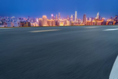 Panoramik ufuk çizgisi ve modern binalarla dolu boş asfalt yol