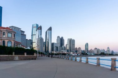 Qingdao finans merkezi gökdelen sokak manzarası