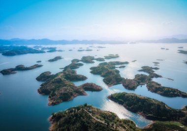 Hangzhou Qiandao La 'nın doğal manzarasının havadan çekilmiş fotoğrafı.