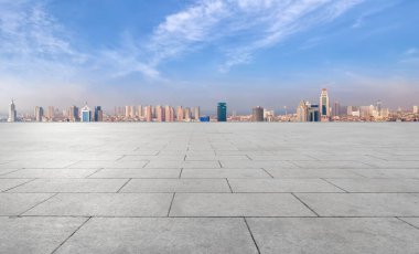 Panoramik ufuk çizgisi ve modern yapılı boş kare döşemeler