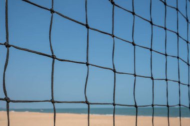Okyanus geçmişi olan bir voleybol sahası. Yaz sporları