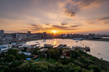 Yantai şehrinin mimari manzarasının hava fotoğrafçılığı