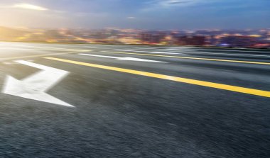 Yol ve modern şehir binaları