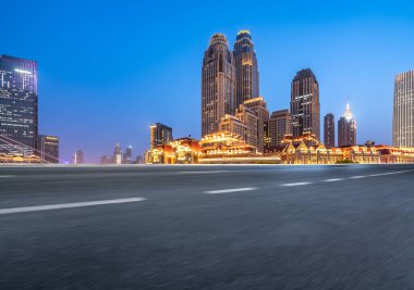 Boş asfalt yol ve şehrin ufuk çizgisi ve manzarası, Chin.