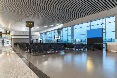 Havaalanı terminalinin iç görünümü
