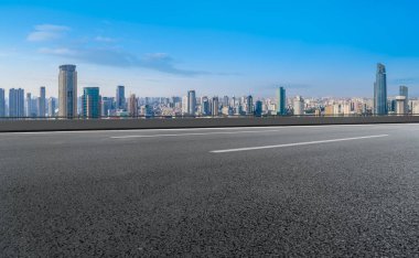 Panoramik ufuk çizgisi ve modern binalarla dolu boş asfalt yol