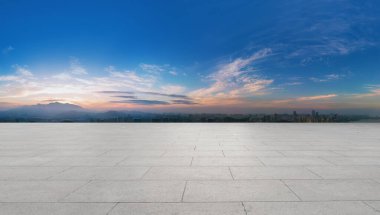 Panoramik ufuk çizgisi ve modern yapılı boş kare döşemeler