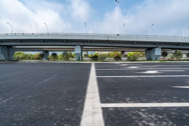 Asfalt yol ve kentsel viyadük