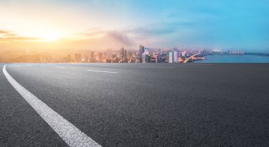 Yol ve şehir binaları