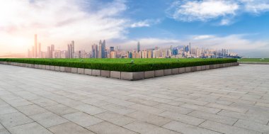 Boş tuğla zemin ve şehrin ufuk çizgisi arka planı