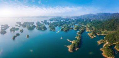 Hangzhou Qiandao La 'nın doğal manzarasının havadan çekilmiş fotoğrafı.