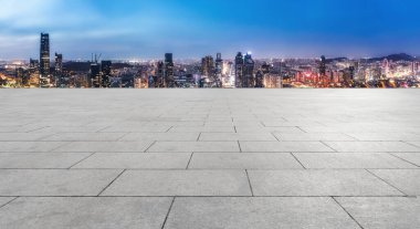 Boş kare zemin ve şehir binaları arka plan