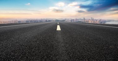 Yol ve şehir binaları