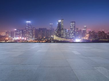 Yol ve kentsel binalar