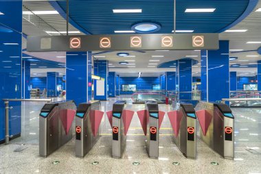 Modern Çin metro istasyonunun iç görünümü