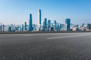 Yol ve şehir binaları